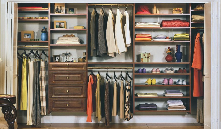 "Comprehensive Guide to Efficiently Organizing and Decluttering Your Closet"