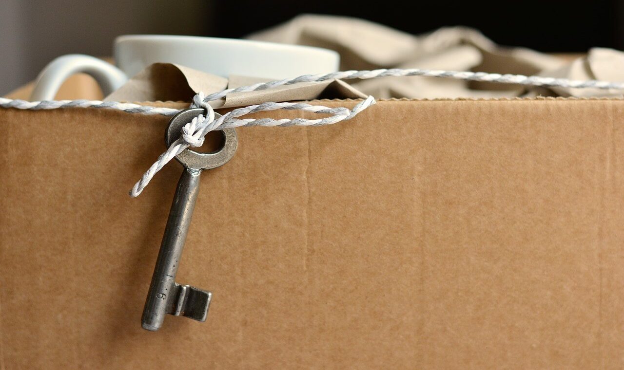 How to Securely Transport a Wardrobe with Fragile Materials and Eye-Catching Items